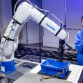 ソフトバンクと安川電機「学び続けるロボット」を実演　導入後も進化し続けるフィジカルAIとは（SoftBank World 2026）