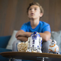 【動画あり】R2-D2、BB-9E、BB-8の3台と一緒に映画を観るってどういうこと?スフィロ「Watch With Me(一緒に映画をみよう)」レポート