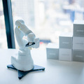 小型軽量ロボットアーム「COBOTTA」が大注目！ 9体が連携するミニ工場など、国際ロボット展で展示