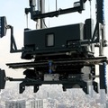 高層ビルの窓拭き作業に「多目的壁面作業ロボット」の実証実験　三菱地所が日本ビソーと連携　新丸ビルで公開