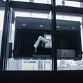 高層ビルの窓拭き作業に「多目的壁面作業ロボット」の実証実験　三菱地所が日本ビソーと連携　新丸ビルで公開