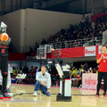 Bリーグ会場にトヨタのロボットが集結(2) スラムダンク桜木花道がモデルの「CUE3」がセンターサークルからのシュートに初挑戦！