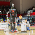 Bリーグ会場にトヨタのロボットが集結(2) スラムダンク桜木花道がモデルの「CUE3」がセンターサークルからのシュートに初挑戦！