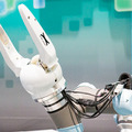 柔らかいものを優しくつかめるロボット「触覚ハンド」を製品化へ　豊田合成の次世代ゴム「e-Rubber」を使った最先端ハプティクス技術
