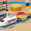 プラレールとスシローがコラボ　本物のお寿司を乗せて運べる新車両「すし特急おまち」や「スシローえき」が登場、CM動画も公開