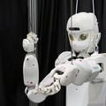 川崎重工のヒューマノイド「カレイド」と「フレンズ」のデモ公開 人とロボットが協働し、ともに暮らす未来を提案