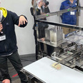 コネクテッドロボティクスが「惣菜盛付ロボット」4台をマックスバリュの惣菜工場に導入　ポテトサラダ盛付けデモを公開　ロボットフレンドリー