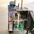 日本科学未来館で「AIスーツケース」を体験してきた 自動運転の最新技術で視覚障がい者の移動を支援 ネックスピーカーと連動