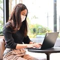 JR東日本とKDDI、配送ロボットがJR目黒MARCビル内の商品を回遊販売 オフィスワーカーにも弁当配送 都市OSとプラットフォームを連携