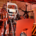巨大ロボットのパイロットになれる搭乗型ロボット操縦空間『ROBOT BASE UNIT』イベント向けに提供開始　アームを動かしブラスターを発射
