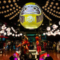しゃべる「巨大AIだるま」のハイパー縁日が丸の内で開幕 全国のお祭りや盆踊りを楽しむ体験型「ネイキッドのお祭り」見どころレポート
