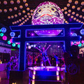 しゃべる「巨大AIだるま」のハイパー縁日が丸の内で開幕 全国のお祭りや盆踊りを楽しむ体験型「ネイキッドのお祭り」見どころレポート