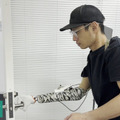 キューティーロイドから生まれた人間の手に近い高性能小型ロボットハンドを義手に活用　可能性を示す動画を公開
