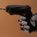 キューティーロイドから生まれた人間の手に近い高性能小型ロボットハンドを義手に活用　可能性を示す動画を公開