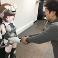 キューティーロイドから生まれた人間の手に近い高性能小型ロボットハンドを義手に活用　可能性を示す動画を公開