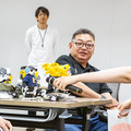 会場のロボホン全員でオーナーに感謝を込めてダンスを披露 「9周年記念 ロボホンスクールの参観日」参加レポート