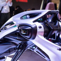 倒れても起き上がる異形のバイク型AIロボット「モトロイド ラムダ」、ヤマハ発が描く「AIと走り、共に育つ未来」とは