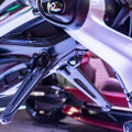 倒れても起き上がる異形のバイク型AIロボット「モトロイド ラムダ」、ヤマハ発が描く「AIと走り、共に育つ未来」とは