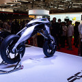 倒れても起き上がる異形のバイク型AIロボット「モトロイド ラムダ」、ヤマハ発が描く「AIと走り、共に育つ未来」とは