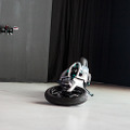 倒れても起き上がる異形のバイク型AIロボット「モトロイド ラムダ」、ヤマハ発が描く「AIと走り、共に育つ未来」とは