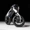 倒れても起き上がる異形のバイク型AIロボット「モトロイド ラムダ」、ヤマハ発が描く「AIと走り、共に育つ未来」とは
