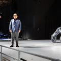 倒れても起き上がる異形のバイク型AIロボット「モトロイド ラムダ」、ヤマハ発が描く「AIと走り、共に育つ未来」とは