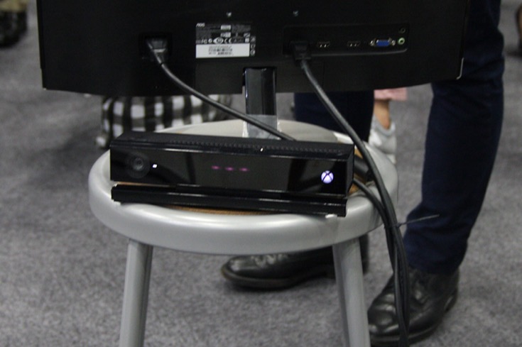 PAC2015のブースに設置されていた「Xbox One用Kinectセンサー」。ユーザの腕の動きを認識する。