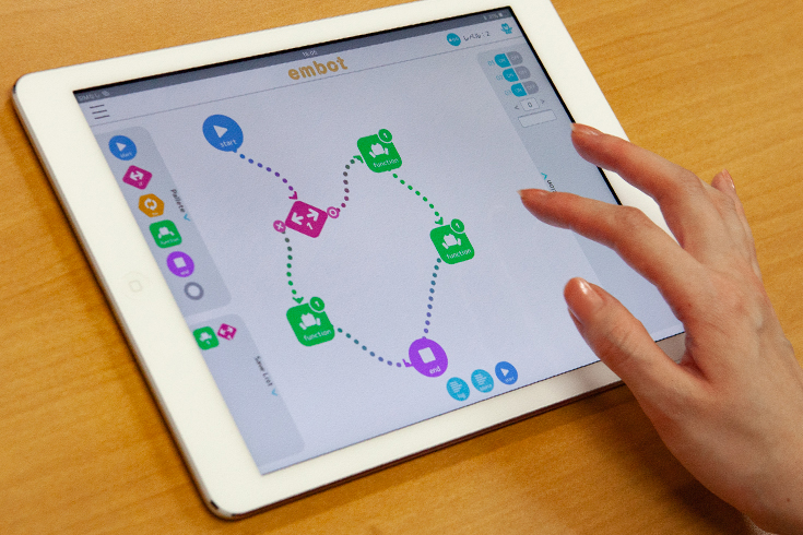 ドコモから生まれたプログラミング教育キット Embot エムボット 子ども達の好奇心と想像力を育む ダンボールに込めた想い ロボスタ