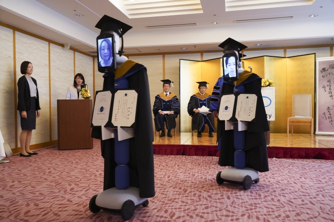 びっくり Bbt大学 大学院が アバター卒業式 全日空のロボット Newme ニューミー で遠隔の卒業生へ証書を授与 ロボスタ