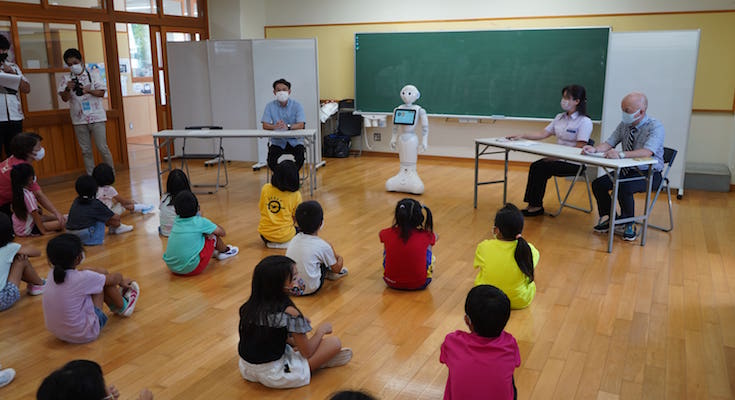 沖縄で人型ロボット「Pepper」が小学校のプログラミング教育を支援「Pepper社会貢献プログラム2」児童に図書の案内や検索を支援