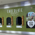 裸眼で浮き出る空中3Dディスプレイで「チョコレートパラダイス」の商品を立体ホログラム展示　西武池袋本店地下1階で