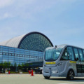 「鉄道技術展・大阪」に合わせて自動運転バス「NAVYA ARMA」2台が運行 「信号協調」で青信号の場合に自動通過