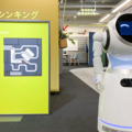 コクヨが東京ショールームに人型AI案内ロボットを試験導入　展示エリア内を先導し、商品体験方法の案内など担当