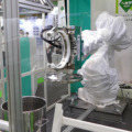 小型気密缶とロボットが実現する「スマートカンガルー」　固形製剤工場の無人化