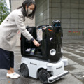 パナソニックの搬送ロボット「ハコボ」、丸の内でカプセルトイを自動販売中　2023年2月まで