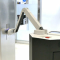 ロボティズ、カメラ付きアームでボタンを押せる配送ロボット「GAEMI（ケミ）」を2023年夏から日本国内展開