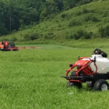 NTTコムなど6社、ドローン空撮×AI画像認識で検知した牧草地の雑草をピンポイント除草する実証実験を北海道で開始