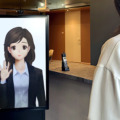 ドア会社の無人展示場がアニメ女性のアバター接客を導入　自宅テレワークの社員が気軽な服装で接客　最初は名古屋、将来は全国へ