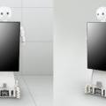 ヴイストンが身長180cmのサイネージロボット「サンドイッチロボ」を試作　2023国際ロボット展で展示