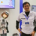ロボットVTuber「ハツキ」を国際ロボット展(iREX)で披露　早大の尾形研究室で開発　アニメ文化とヒューマノイドの融合、山洋電気が稼働展示