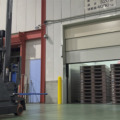 ハクオウロボティクスが東京ロジファクトリーの物流倉庫で自動フォークリフトと荷物用エレベーターの自動連携搬送に成功