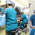 「夏休みキッズセミナー･ロボット手術を学ぼう！」上尾中央総合病院が開催　小学生対象に手術支援ロボット･ダビンチの操作体験も