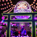 しゃべる「巨大AIだるま」のハイパー縁日が丸の内で開幕　全国のお祭りや盆踊りを楽しむ体験型「ネイキッドのお祭り」体験レポート