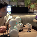 分身ロボットでカフェの来店客をおもてなし　オリィ研究所ら特別支援学校生徒向けの遠隔就労体験プログラムを神戸と名古屋で実施