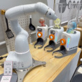 ロボット同士が会話で意思疎通する未来　ユカイ工学が展示　カチャカや生成AIのJullieと大規模言語モデルAIで連携