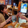 居酒屋でアバターと配膳ロボットを使って「完全リモート」の接客　遠隔からロボットでホールスタッフ業務　ワタミやDFAら