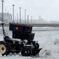 新千歳空港で無人除雪機「除雪ドローン V3」の実証実験　スズキの電動モビリティを活用、遠隔操作・自動運転で省人化