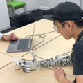 キューティーロイドから生まれた人間の手に近い高性能小型ロボットハンドを義手に活用　可能性を示す動画を公開