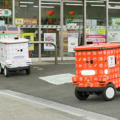 【最大規模】セブン-イレブン･スズキ･LOMBYが自動搬送ロボットで『7NOW』の屋外配送を南大沢エリアで開始　4つの特徴を紹介