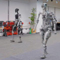 人間の骨格を模倣したヒューマノイドの最新動画を公開　PNDbotics、強化学習とシミュレーションで訓練時間を短縮